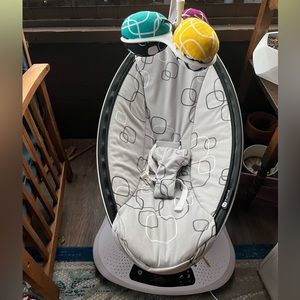 4MOMS MamaRoo baby swing